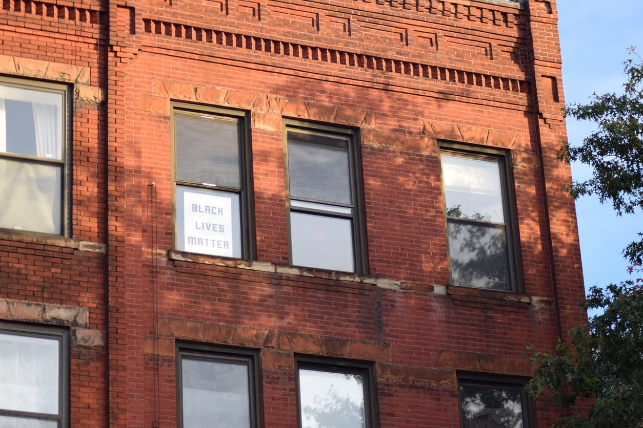 Can a NYC apartment building ban signs or flags in windows?