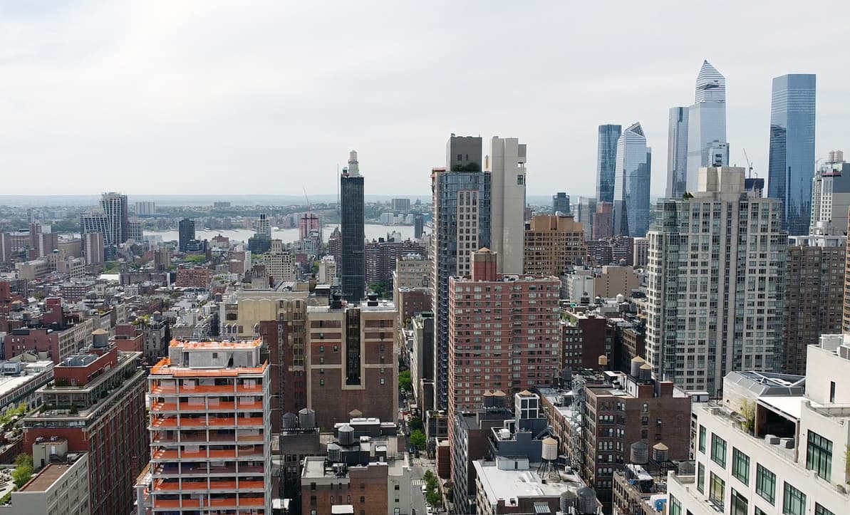 Tale of two Manhattan markets: Rents for doorman apartments surge 18 percent, non-doorman units see small rise