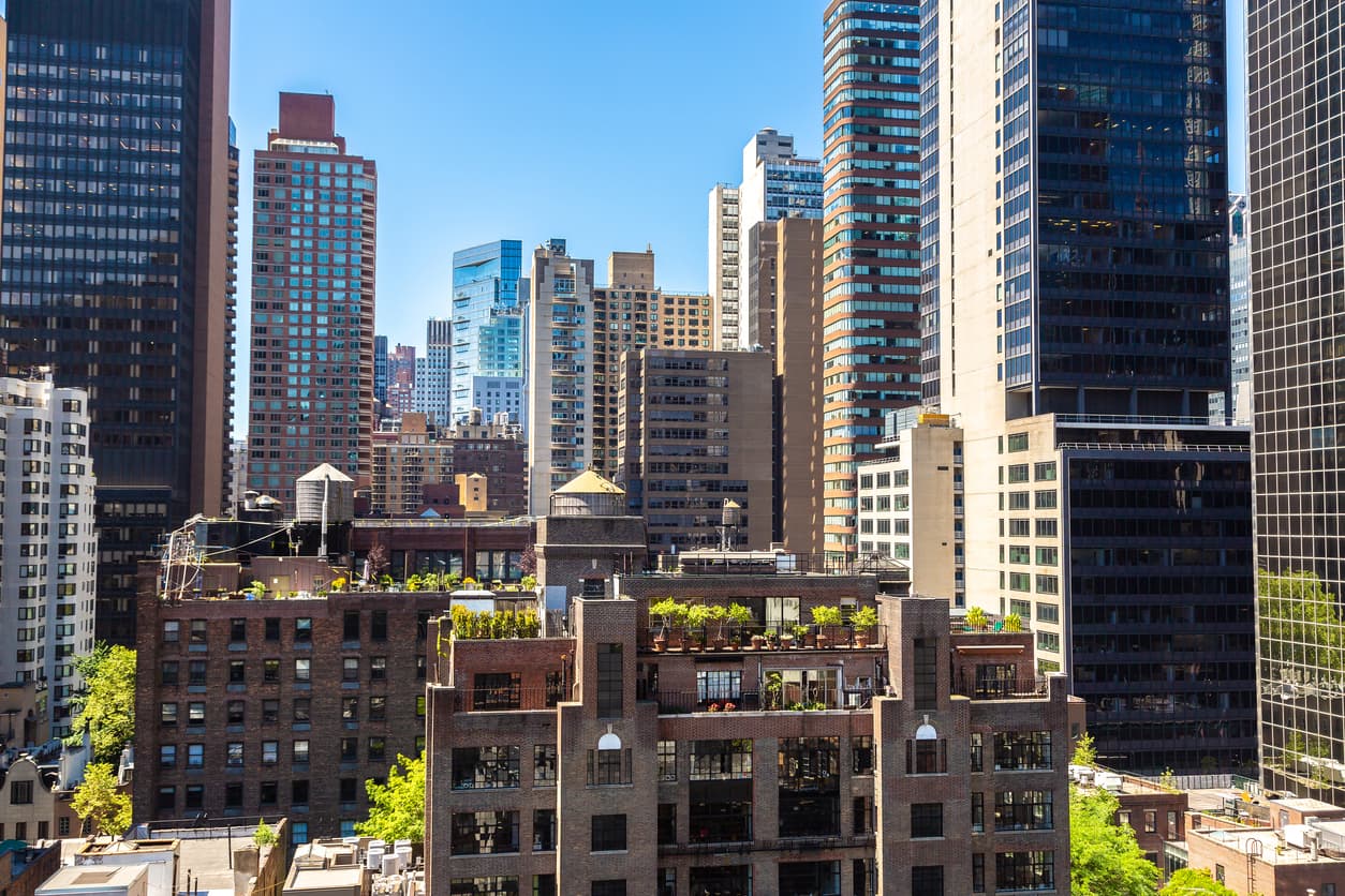 Sales of Manhattan condos and co-ops surge to highest fourth quarter total in 32 years