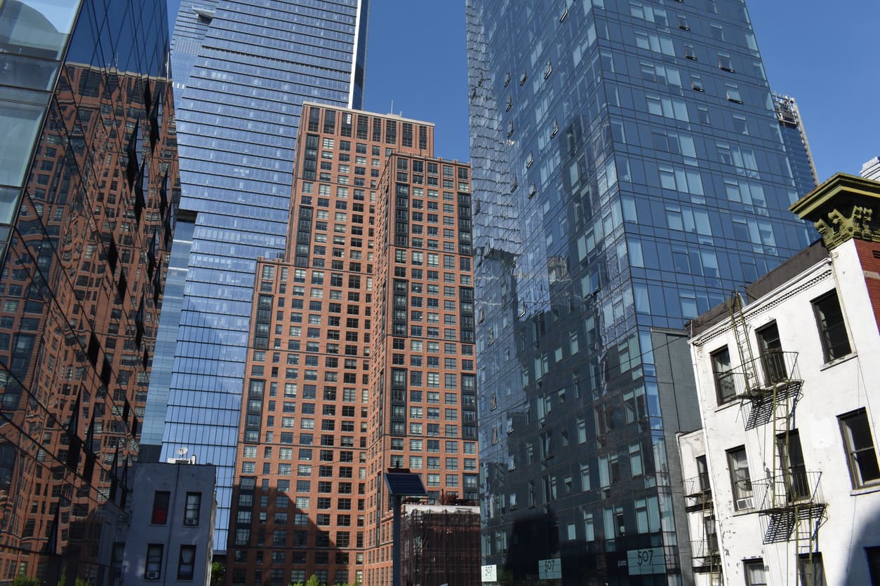 My new landlord will pay the broker's fee, but says I have to repay him if I break the lease. Is this legit?