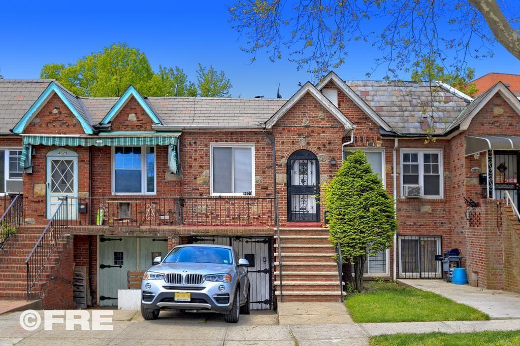 What does it mean when a house is described as a 'mother/daughter'?