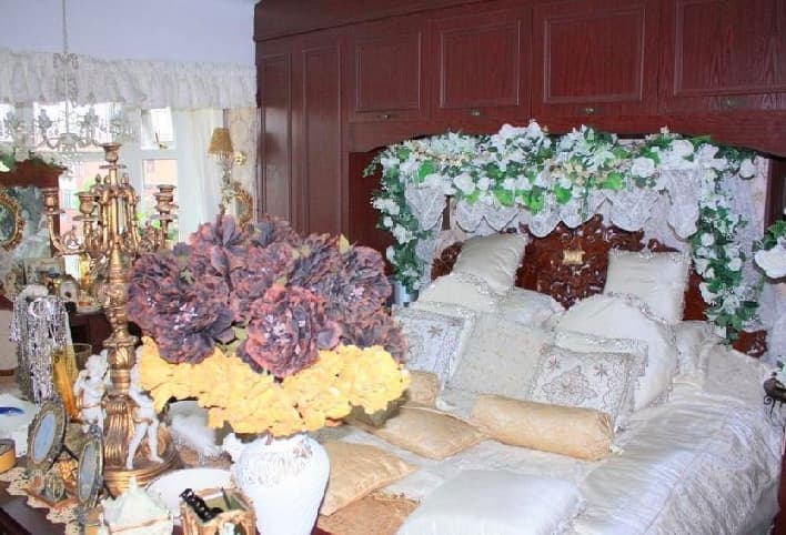 Floor-to-ceiling windows gone bad and more iffy listings photos