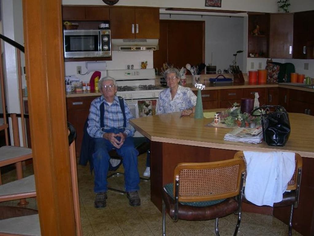 We suggest you keep people out of your listings photos