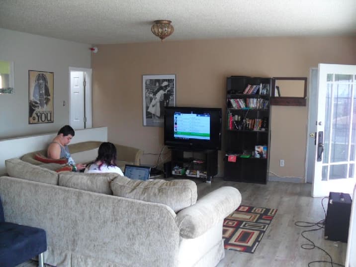 Texting teenagers, phallic windows and more listings photos gone awry