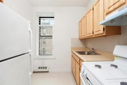 A 284-square-foot Harlem rental squeezes in a separate kitchen