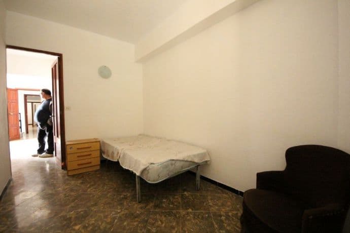 A garden even backyard-deprived New Yorkers would pass on, an interesting photobomb, and more bad listing photos